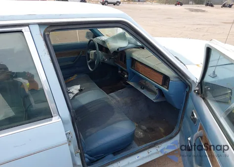 1983 Ford Fairmont Futura z USA, uszkodzony, nr VIN 1FABP36X7DK150794